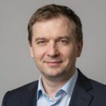 Портрет уверенного российского бизнесмена на нейтральном фоне для сайта доставки БАДов Софосбувир Экспресс