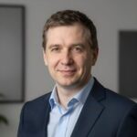 Портрет уверенного российского бизнесмена на нейтральном фоне для сайта доставки БАДов Софосбувир Экспресс